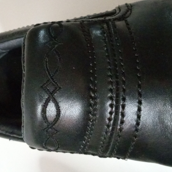 Ariat Leather Slip on Shoes US 8C, Black, Slip resistant, non marking. pre-owned - Picture 10 of 11